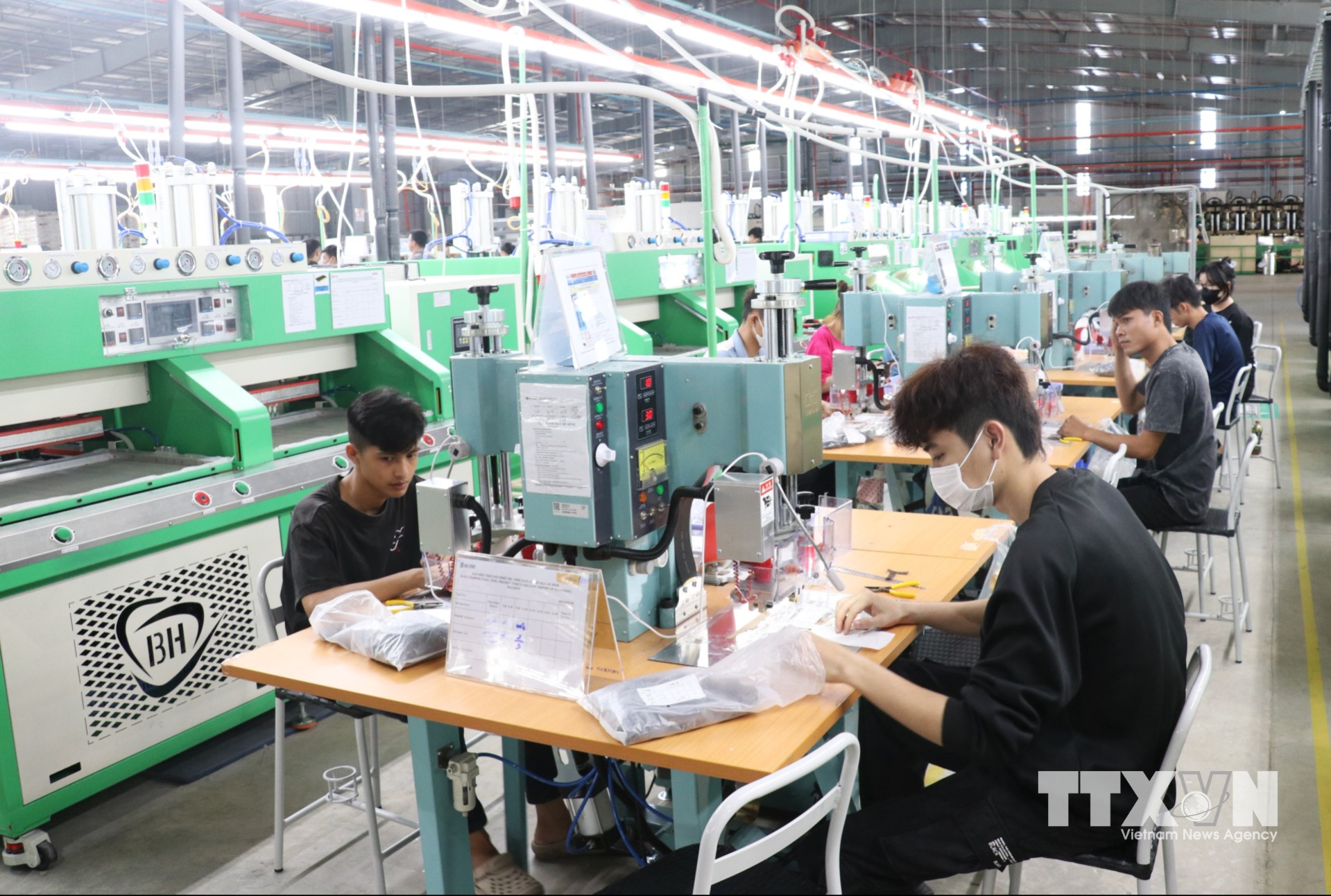 Công nhân thực hiện các công đoạn sản xuất trong dây chuyền công nghiệp, thể hiện năng lực sản xuất ngày càng được nâng cao của doanh nghiệp Tây Ninh. (Ảnh: Bùi Giang/TTXVN)